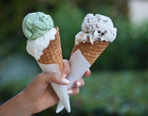 Диетолог объяснила, чем грозит переедание мороженым