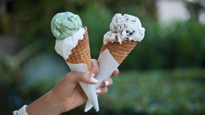 Диетолог объяснила, чем грозит переедание мороженым