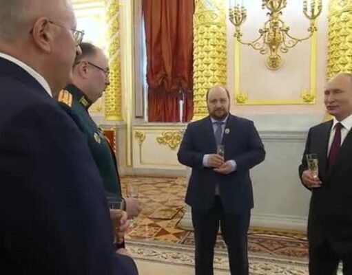 Названы сроки регистрации в РФ вакцины от коронавируса для детей