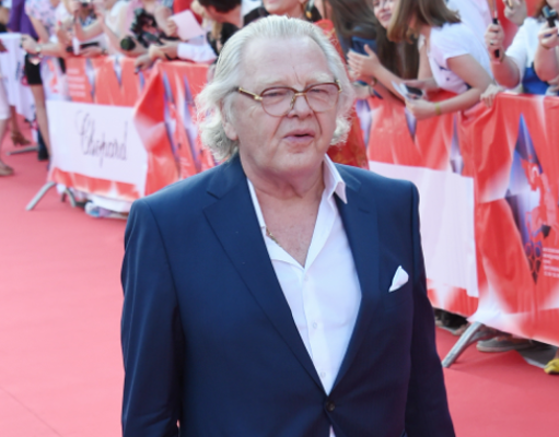 Перенесшего тяжелую операцию Антонова спасают малыши