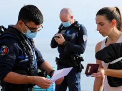 Во Франции запретили посещать бары и кафе без сертификатов о прививке