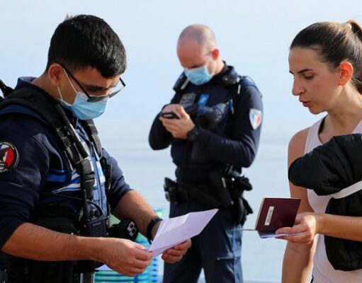 Во Франции запретили посещать бары и кафе без сертификатов о прививке