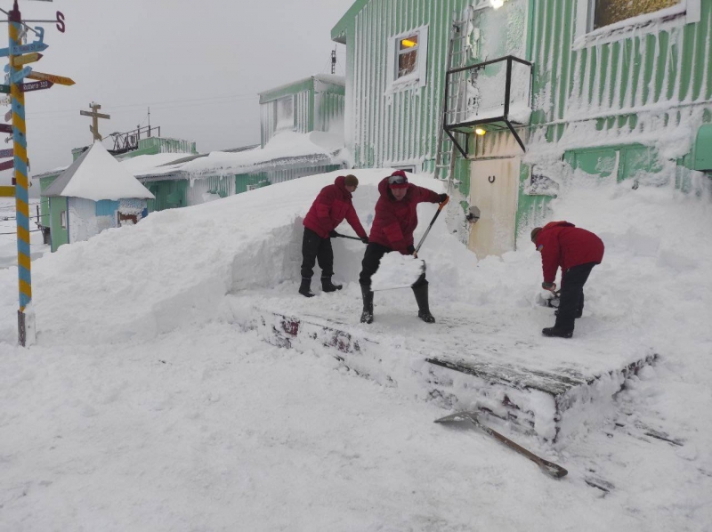 Экстремальные условия: украинские полярники сообщили о жуткой буре в Антарктиде