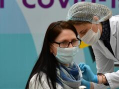 Привитым россиянам предложили дарить модные маски и стильные значки