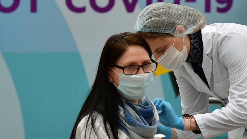 Привитым россиянам предложили дарить модные маски и стильные значки