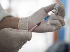 В Греции от COVID-19 впервые умер полностью привитый пациент