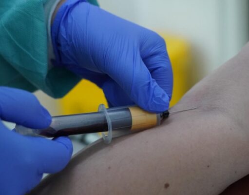 Врач назвал необязательным замер уровня антител перед прививкой