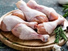 «На прилавках много тухлятины»: Эксперт рассказал, как выбрать свежую курицу