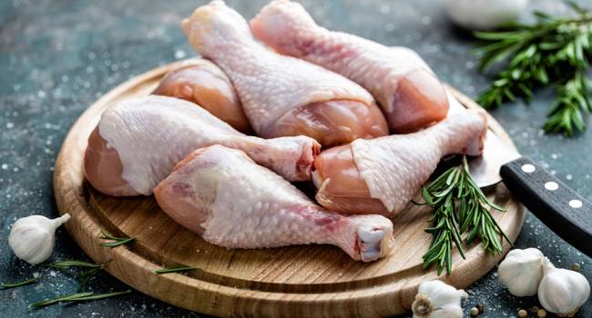 «На прилавках много тухлятины»: Эксперт рассказал, как выбрать свежую курицу