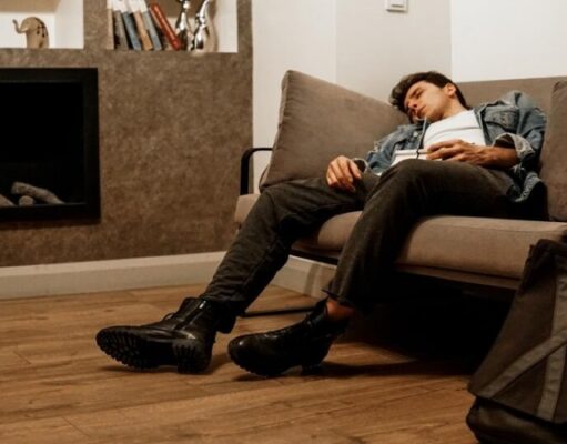 Эксперты определили самую опасную позу для сна