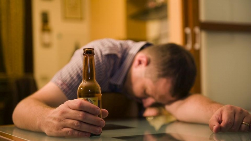 Как не поддаться на уговоры знакомых выпить спиртное: советы нарколога
