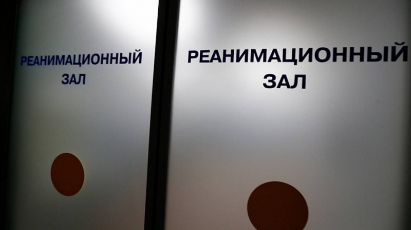 Один мужчин из упавших в яму с кипятком в Новосибирске умер в больнице