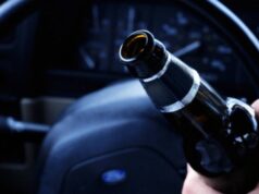 Пьяный водитель снес несколько дорожных знаков, пытаясь сбежать от полиции в Барнауле