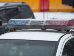 Автомобиль OZON «вылетел» с трассы после аварии у проходной завода «Звезда» в Петербурге