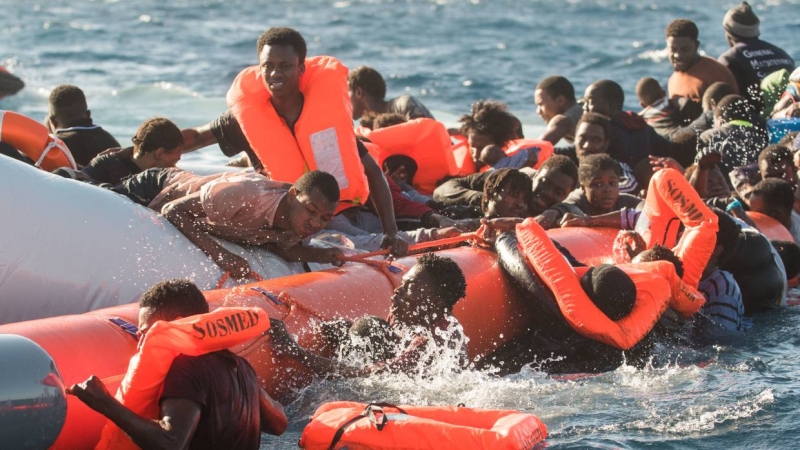 Лодка с 60 мигрантами затонула у берегов Ливии