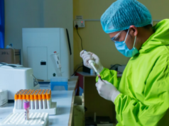 Вирусолог назвал число антител, нужное для нейтрализации «омикрона»