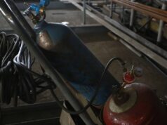 Большегруз с газовыми баллонами опрокинулся во Владивостоке