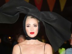 «Мы наблюдаем брачные игры»: оголившуюся Бузову увидели с мужиком с Африке