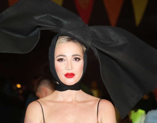 «Мы наблюдаем брачные игры»: оголившуюся Бузову увидели с мужиком с Африке