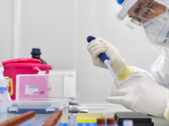 Иммунолог посоветовала всегда иметь при себе экспресс-тесты на COVID