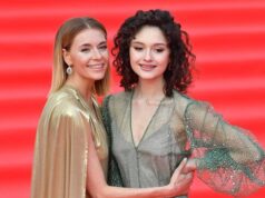 Раздетая дочь Толкалиной показала лысую киску: Вся в мать