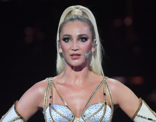 Покинувшая Россию Бузова не смогла скрыть интимное место за коротким платьем