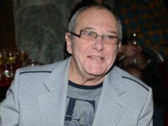 «Люблю»: 82-летний Виторган заласкал тощую блондинку с голой грудью