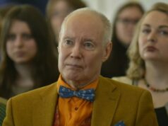 «Да, на погосте»: Конкина доставили на кладбище в свечах и розах