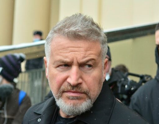 Другая жизнь: опустивший руки Агутин отчалил из дома после измены