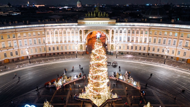 В Петербурге установили самую высокую в Европе новогоднюю ель