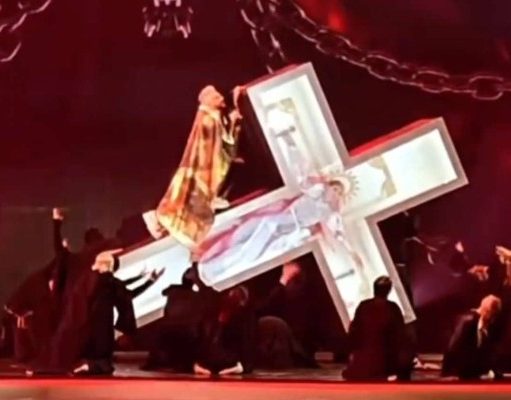 Иск на миллион и 19 томов жалоб: Киркорова прижали к ногтю после глумливых танцев на кресте