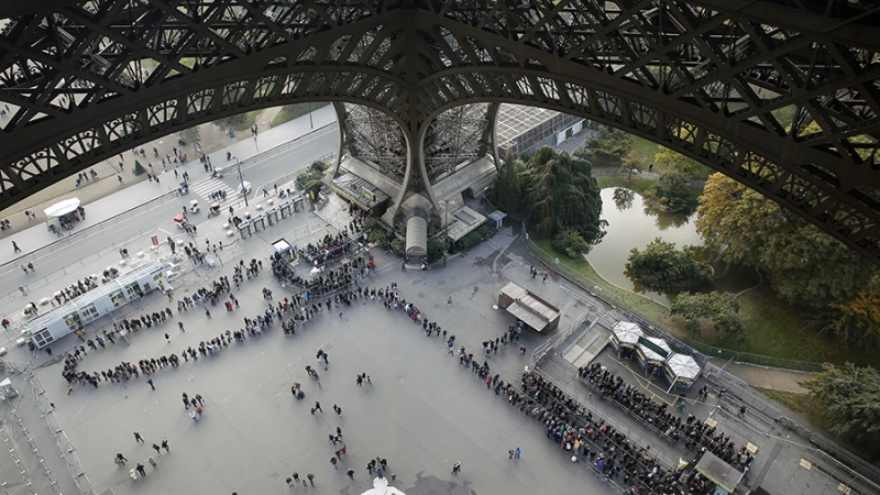 Туристы назвали очереди к Эйфелевой башне худшими в мире