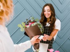 Чем доставка цветов удобнее самостоятельной покупки: экономия времени, выбор и оперативность