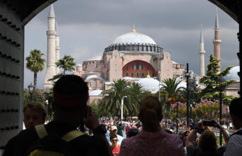 Россиянам рассказали о подводных камнях долгосрочного пребывания в Турции и ОАЭ