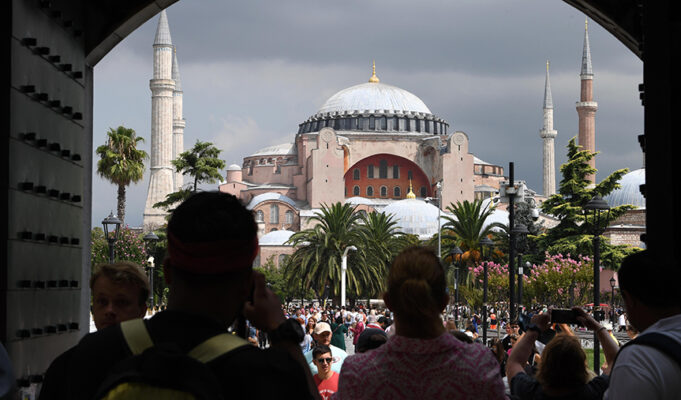 Россиянам рассказали о подводных камнях долгосрочного пребывания в Турции и ОАЭ